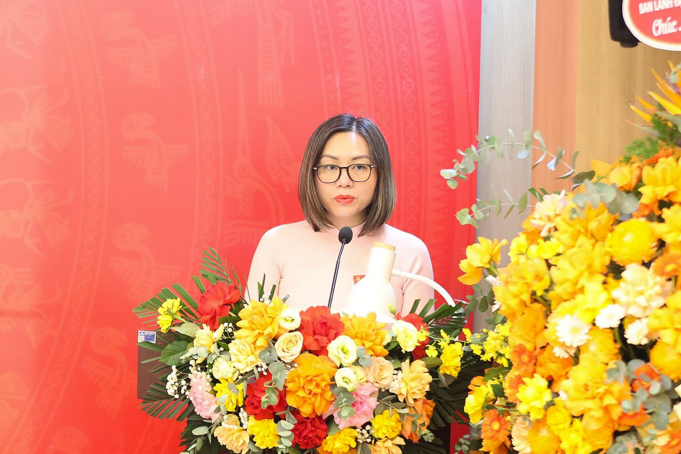 Đồng chí Chu Thị Quỳnh Hoa - Chi ủy viên - trình bày báo cáo kiểm điểm của Ban Chấp hành Chi bộ CQTT HHNH nhiệm kỳ 2025 - 2030.