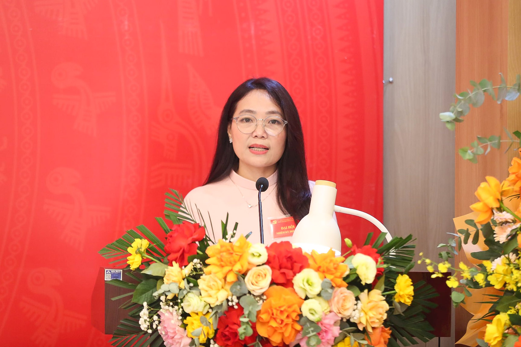 Đồng chí Hoàng Thu Oanh - trình bày Nghị quyết Đại hội Chi bộ Cơ quan Thường trực Hiệp hội Ngân hàng Việt Nam nhiệm kỳ 2025-2030.