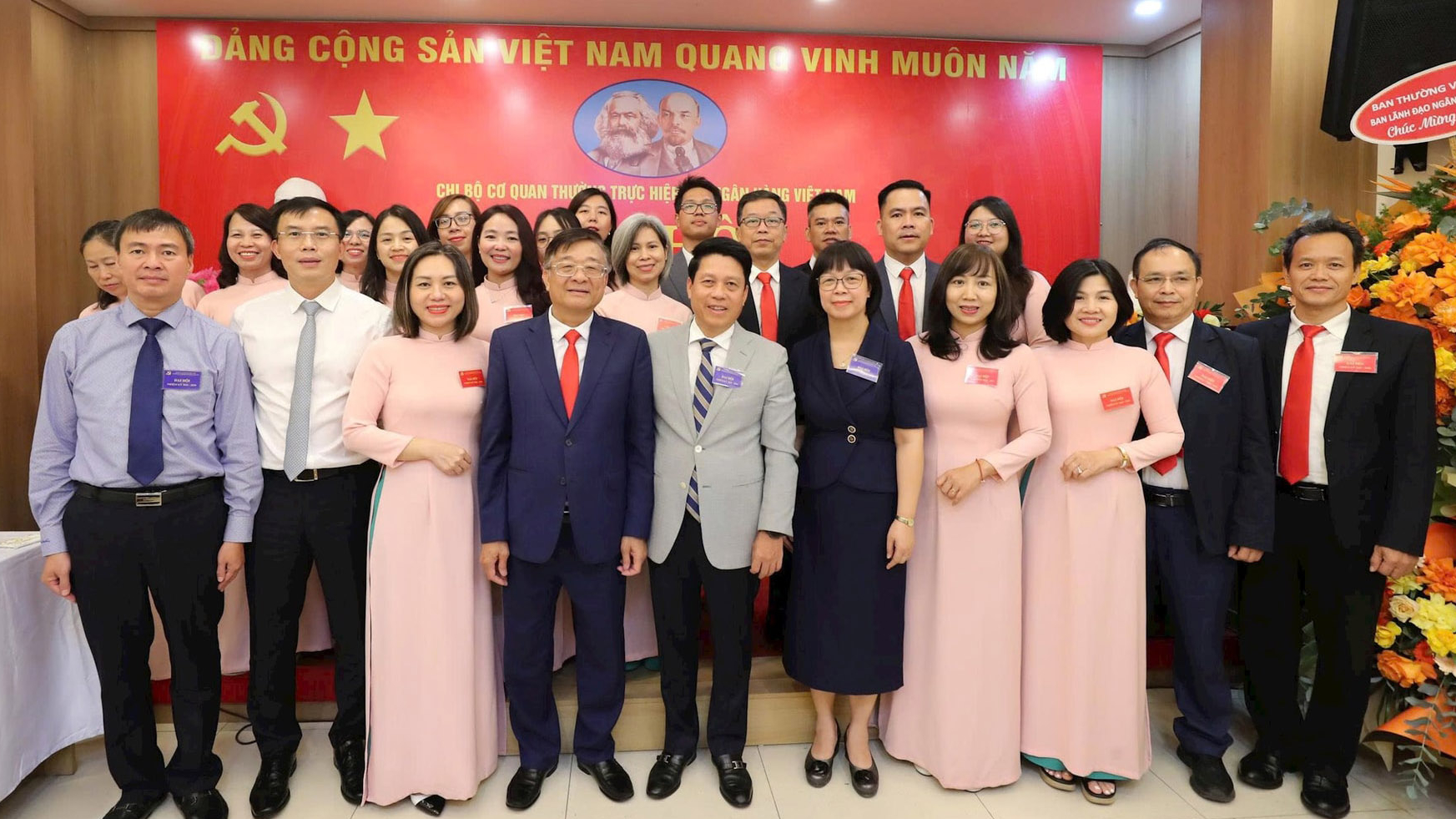 Khách mời chụp ảnh kỷ niệm cùng các đảng viên trong Chi bộ. Ảnh: Huy Hoàng
