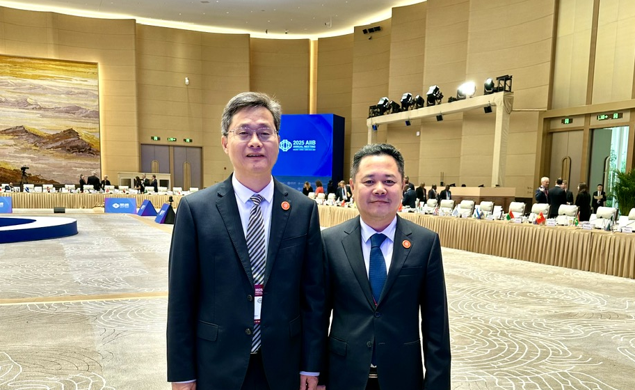 Phó Thống đốc NHNN Nguyễn Ngọc Cảnh và Bộ trưởng Tài chính Trung Quốc Lan Fo’an tiếp xúc bên lề Hội nghị