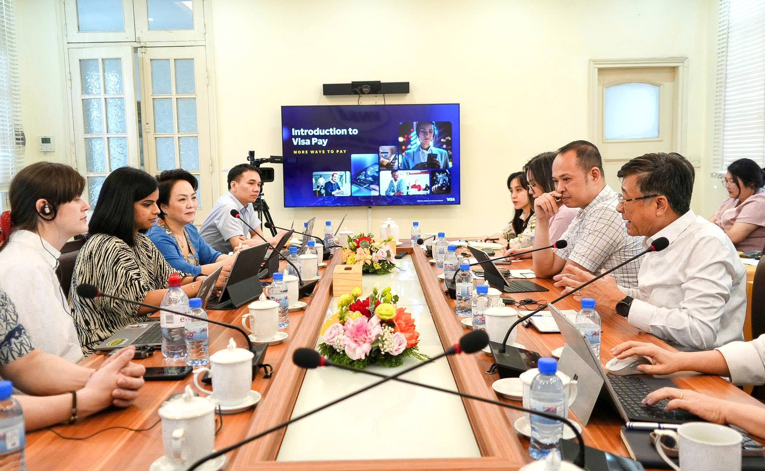 Quang cảnh buổi làm việc