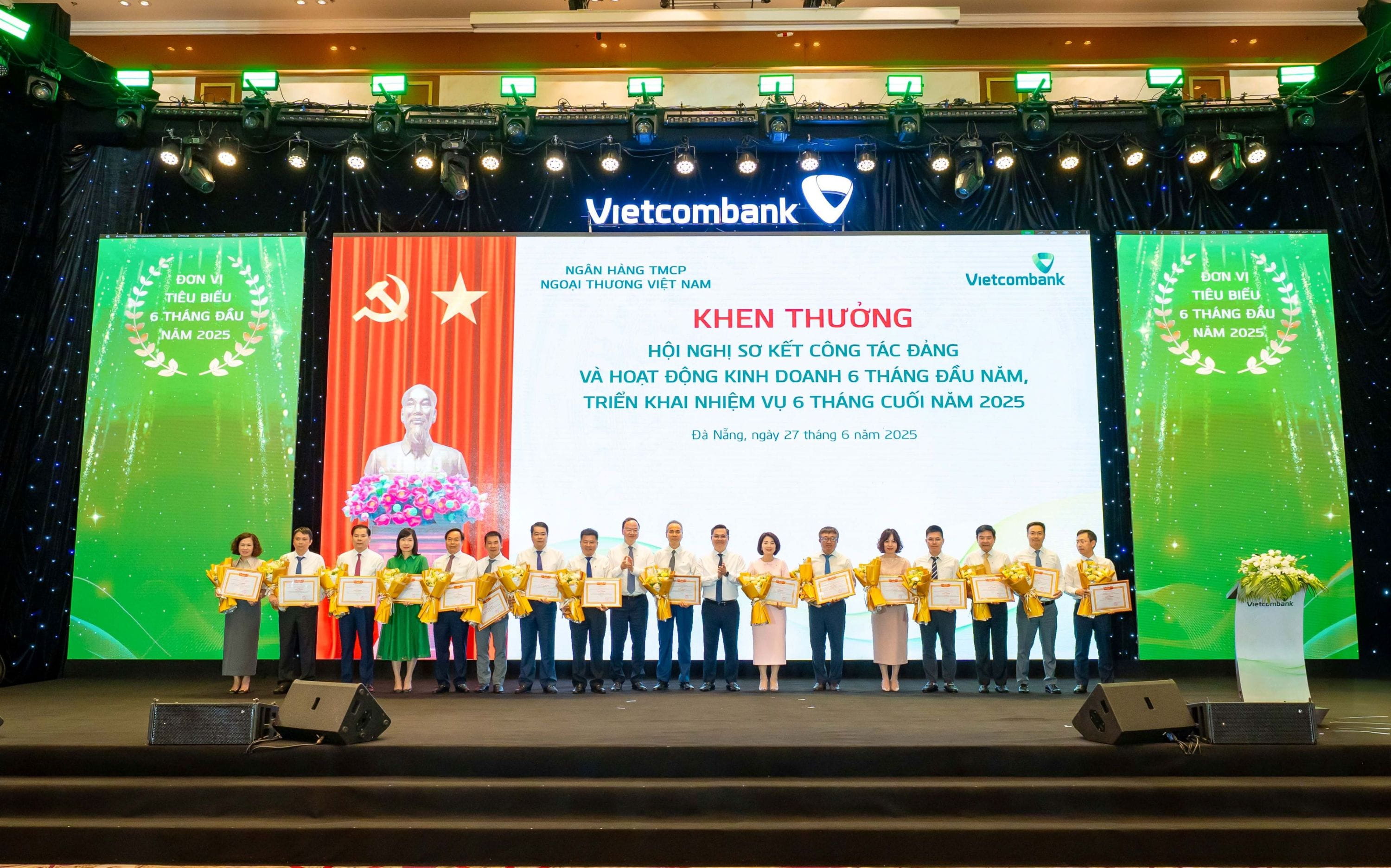 Đ/c Nguyễn Thanh Tùng - Bí thư Đảng ủy, Chủ tịch HĐQT Vietcombank (thứ 8 từ phải sang) và đ/c Lê Quang Vinh - Phó Bí thư Đảng ủy, Tổng Giám đốc Vietcombank (thứ 9 từ trái sang) trao giấy khen cho 16 chi nhánh tiêu biểu trong hoạt động kinh doanh 6 tháng đầu năm 2025