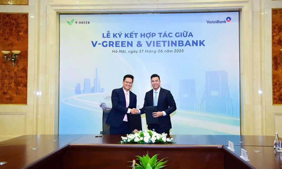 Ông Dương Văn Quân - Phó Tổng Giám đốc VietinBank (bên phải) và ông Nguyễn Thành Dương - Tổng Giám đốc V-Green ký kết thỏa thuận hợp tác