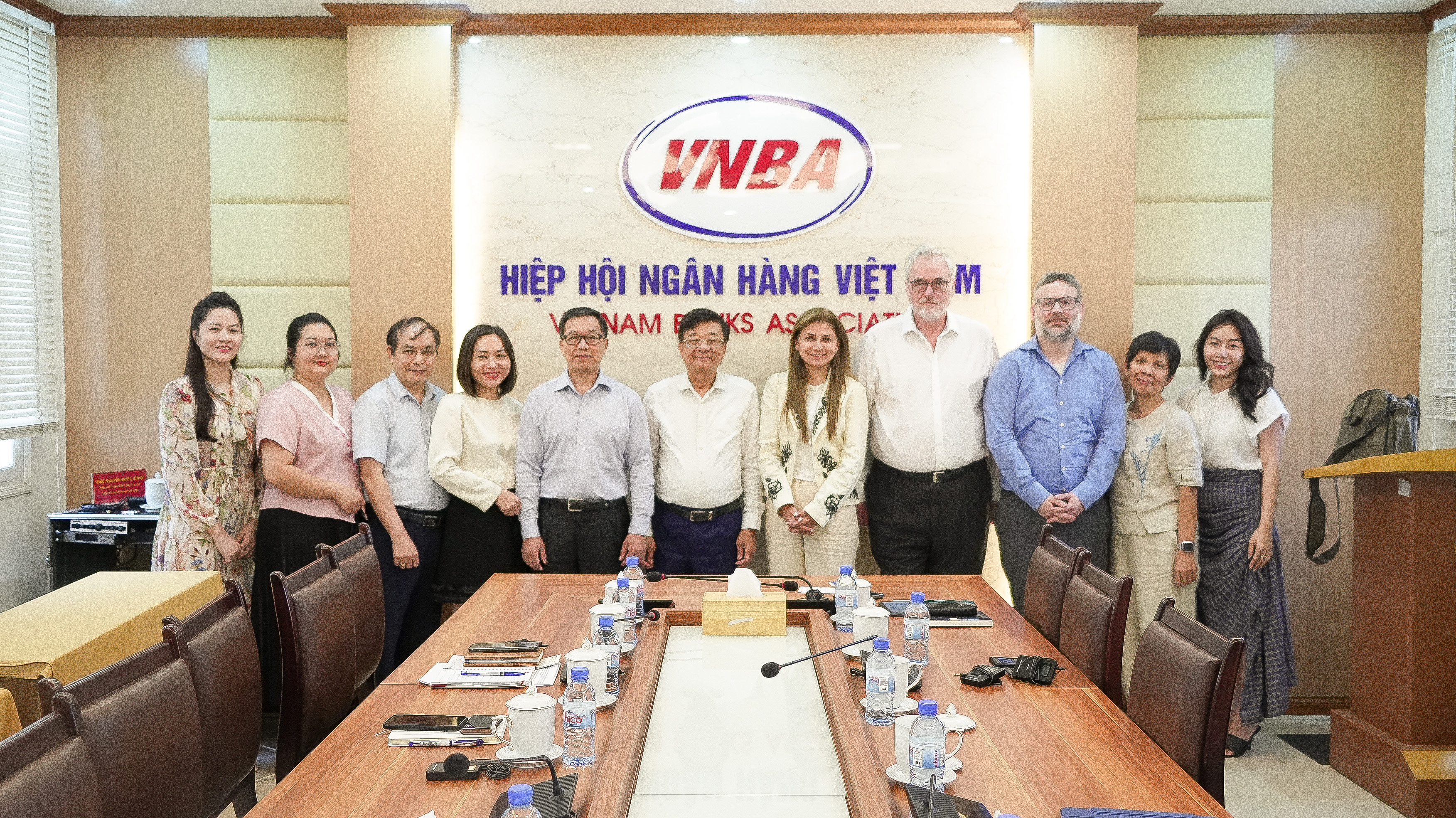 Đại diện lãnh đạo VNBA và IMF chụp hình lưu niệm