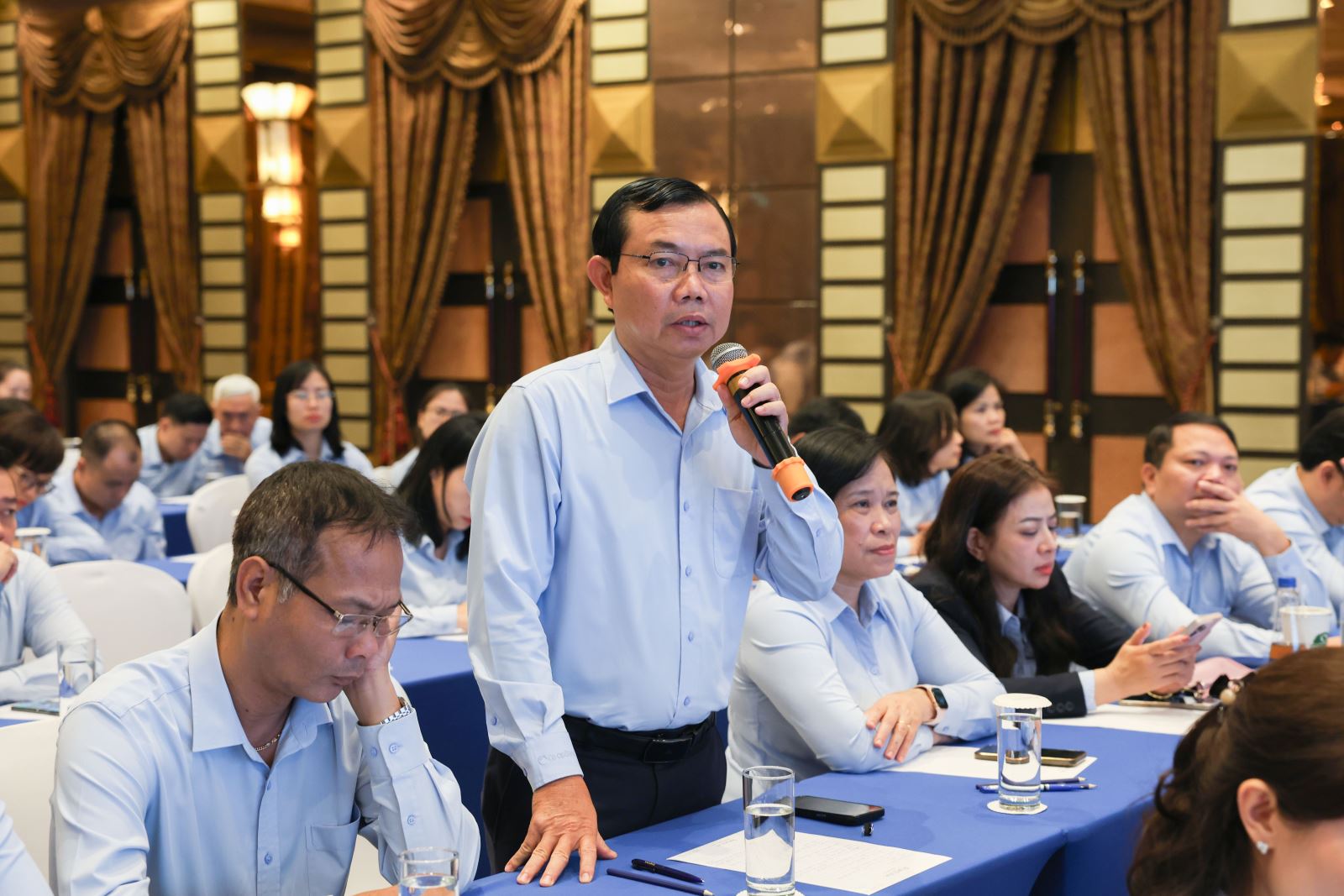 Ông Huỳnh Văn Hòa - Giám đốc Chi nhánh Kiên Giang phát biểu ý kiến trao đổi tại Hội nghị