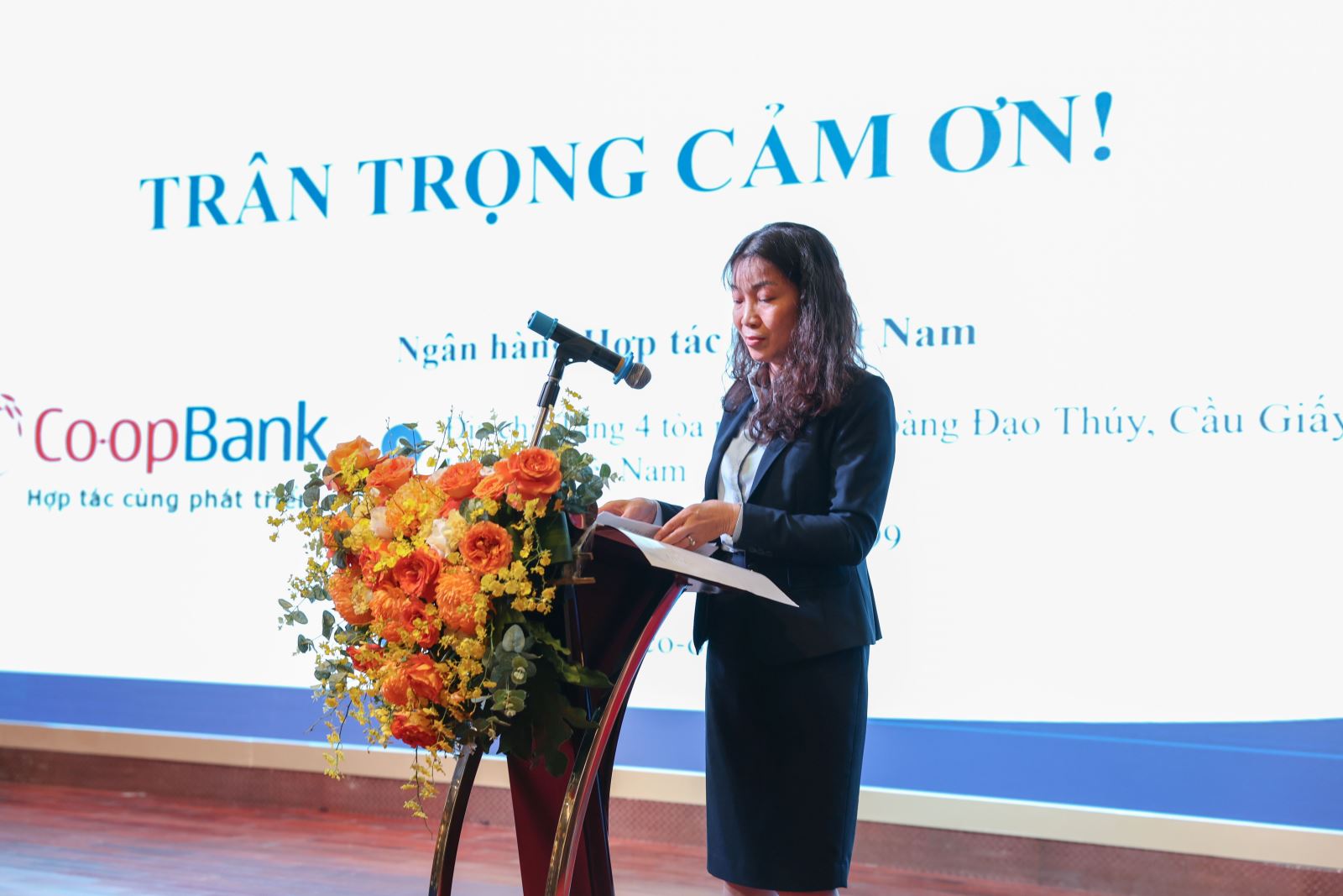 Bà Hoàng Thanh Vân - Giám đốc Ban Nguồn vốn và Thị trường Tài chính trình bày báo cáo tại Hội nghị