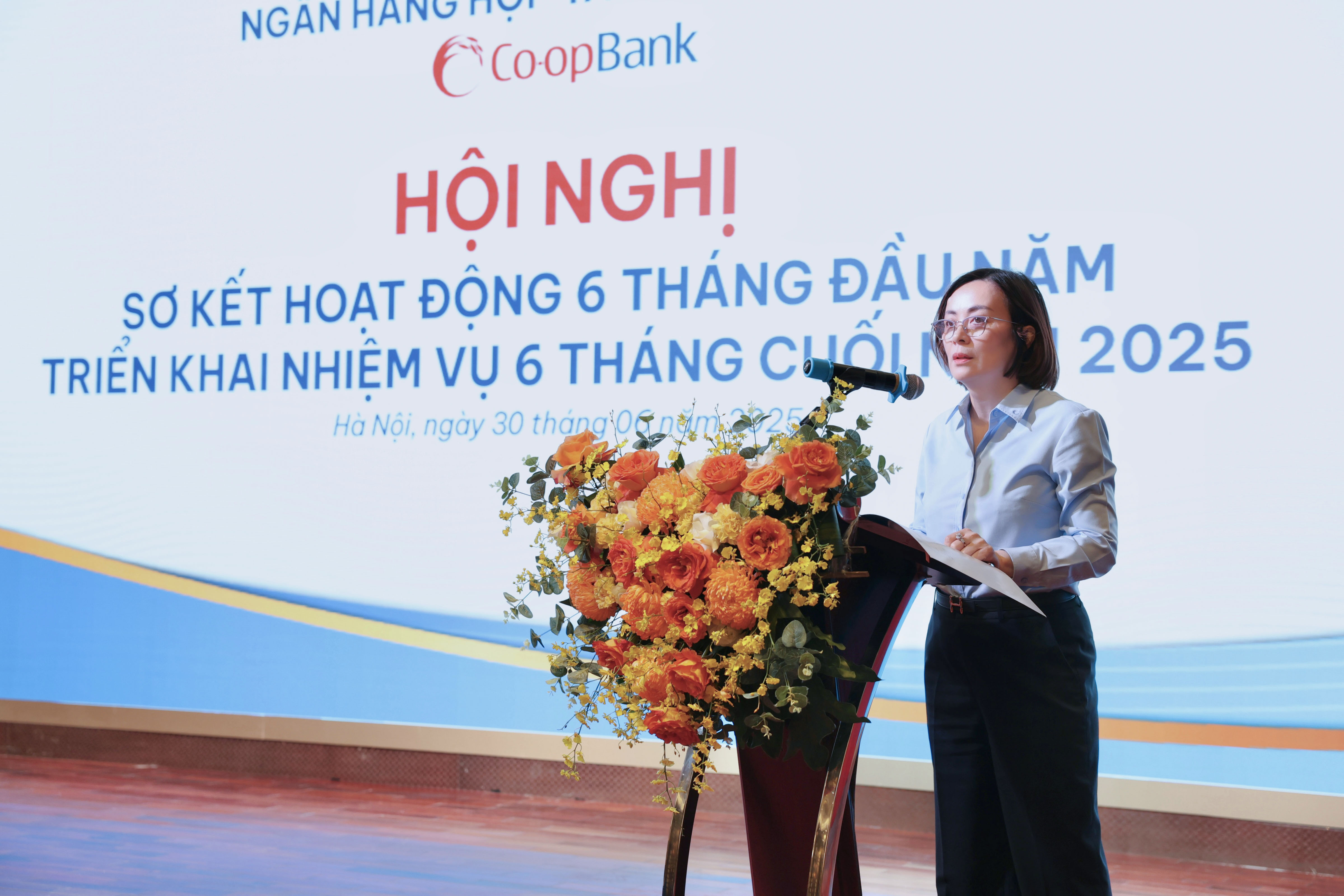 Bà Phạm Thị Hồng Minh - Thành viên Hội đồng quản trị, Tổng giám đốc Co-opBank phát biểu chỉ đạo Hội nghị.