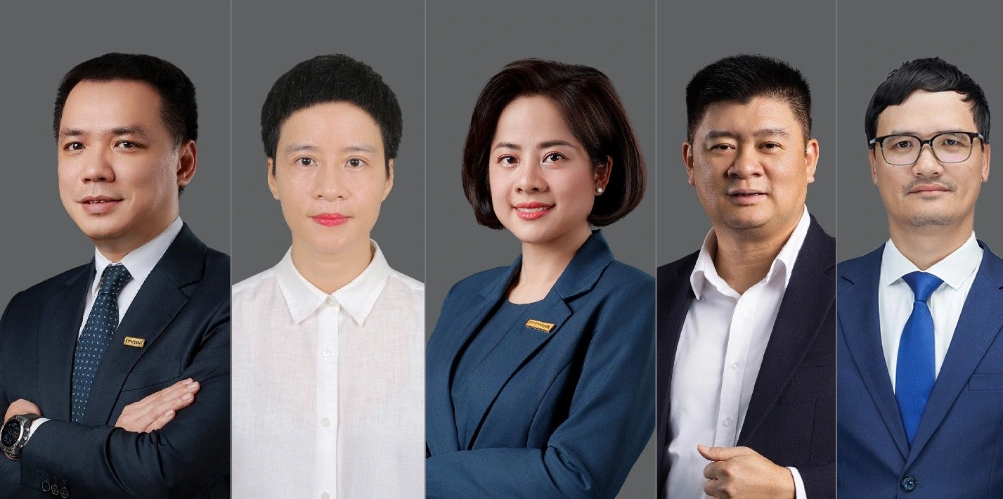 Chân dung 5 thành viên HĐQT Ngân hàng Eximbank. Bà Phạm Thị Huyền Trang, Tân Phó Chủ tịch thường trực HĐQT (thứ 2 từ trái sang)  