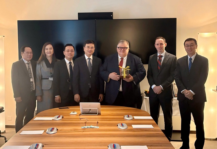  Đoàn NHNN tặng quà tri ân ông Agustin Carstens, Tổng Giám đốc BIS