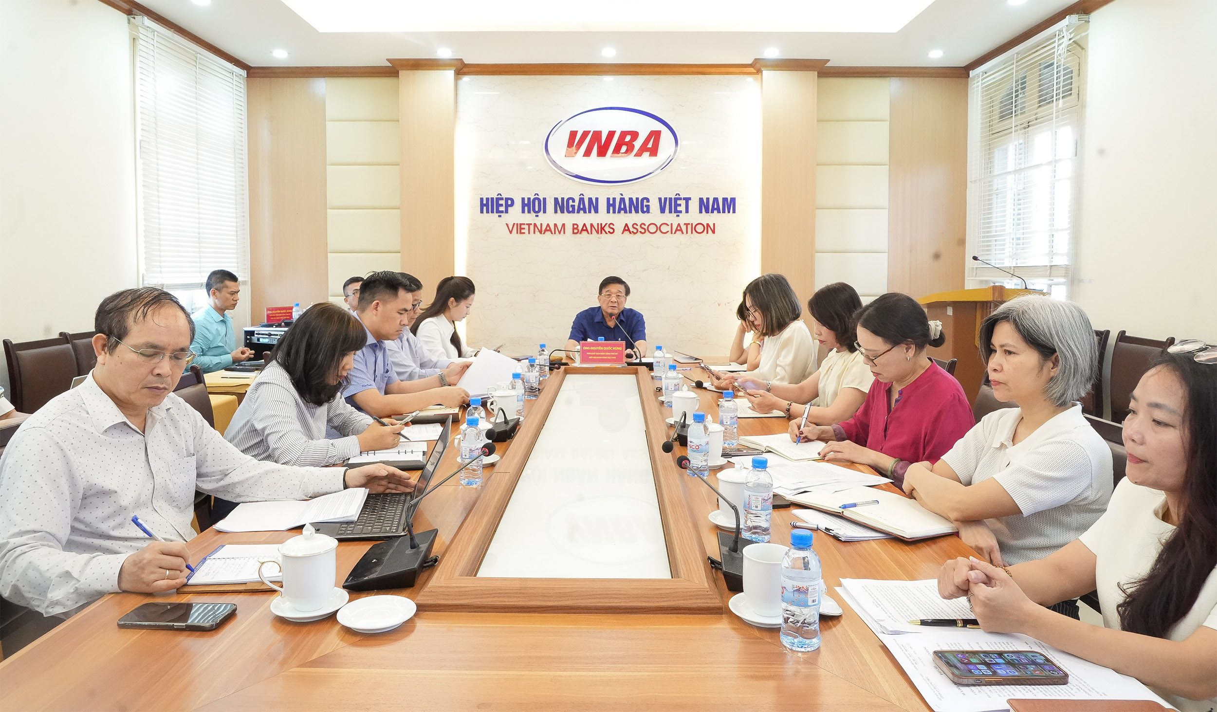 Phó Chủ tịch Hội đồng Hiệp hội kiêm Tổng Thư ký Hiệp hội Nguyễn Quốc Hùng cùng các trưởng, phó ban tại điểm cầu thuộc Cơ quan Thường trực Hiệp hội Ngân hàng Việt Nam