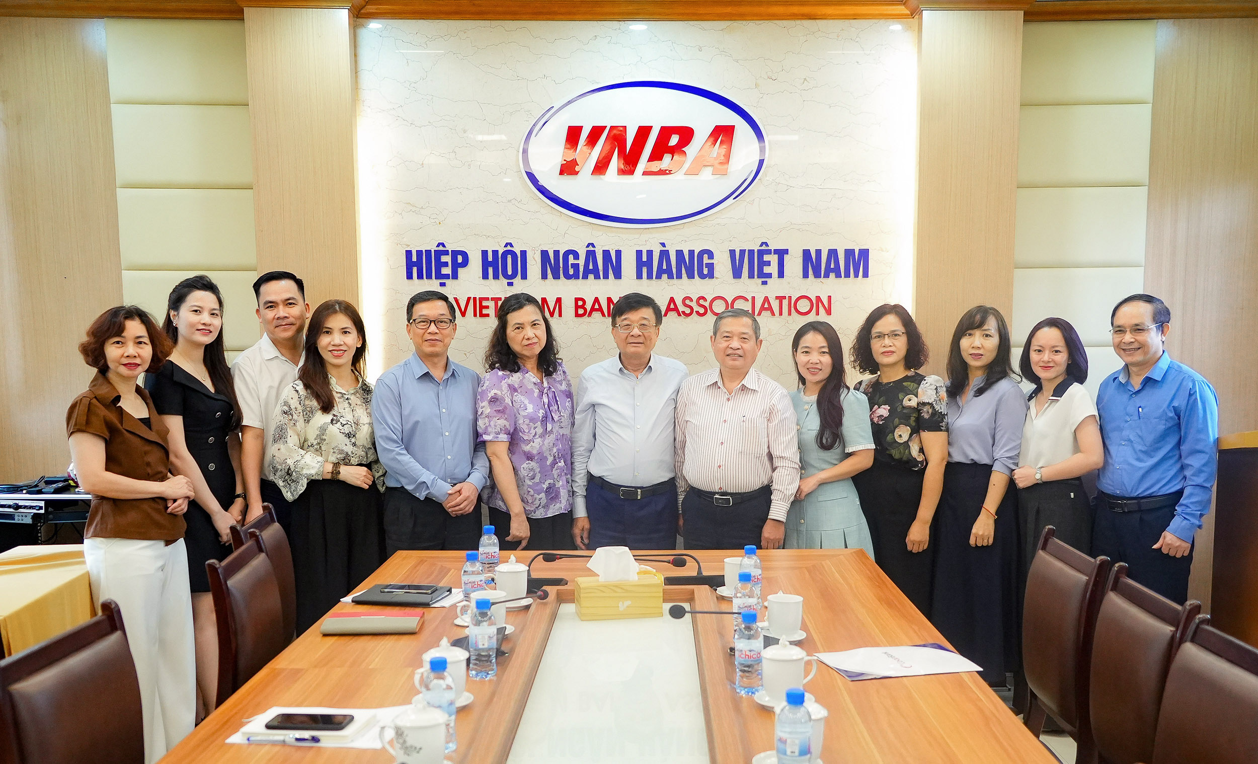Đại diện lãnh đạo VNBA và VAPCF chụp hình lưu niệm