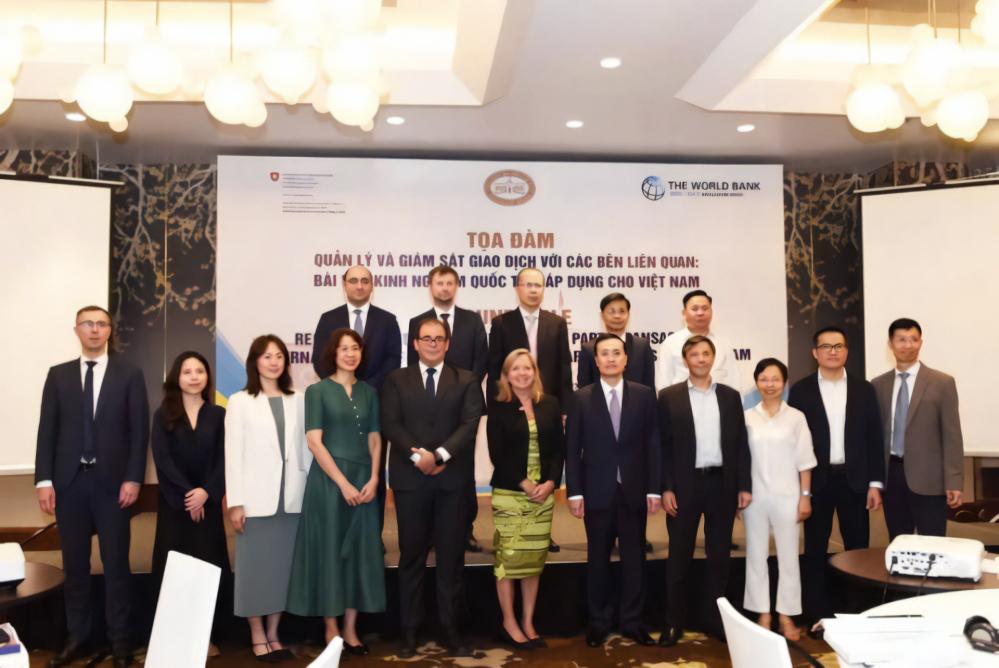 Các đại biểu chụp ảnh lưu niệm