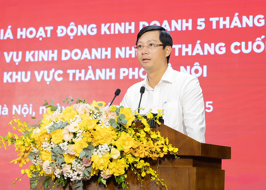 Phó Tổng Giám đốc Đỗ Đức Thành báo cáo đánh giá kết quả công tác cơ cấu lại mạng lưới các Chi nhánh khu vực Hà Nội