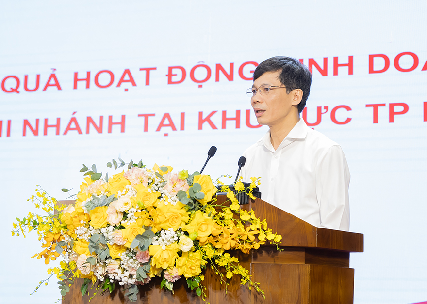 Phó Tổng Giám đốc Đỗ Đức Thành báo cáo đánh giá kết quả công tác cơ cấu lại mạng lưới các Chi nhánh khu vực Hà Nội