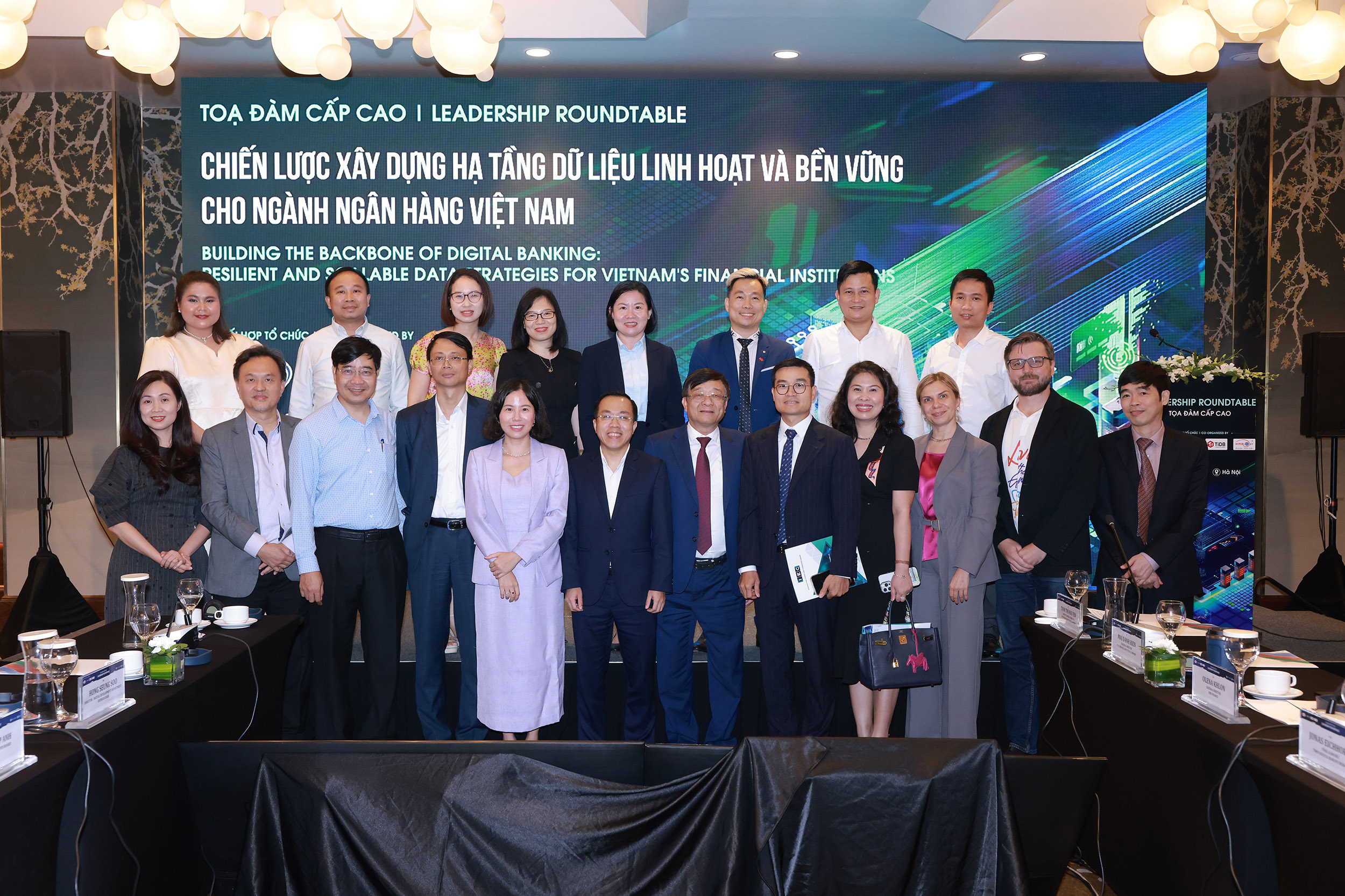 Các đại biểu tham dự tọa đàm chụp ảnh lưu niệm