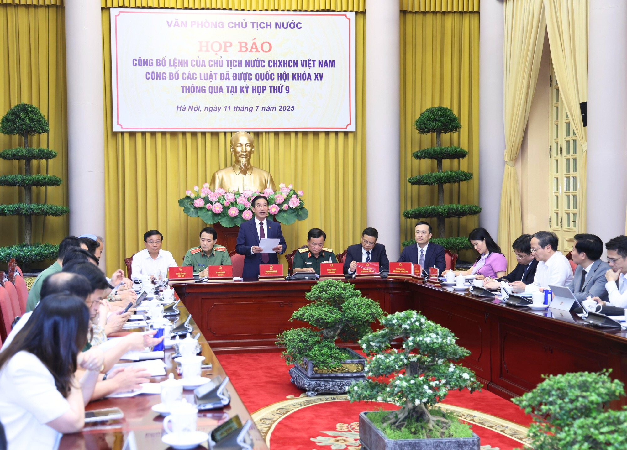 Phó chủ nhiệm Văn phòng Chủ tịch nước Phạm Thanh Hà đã công bố Lệnh của Chủ tịch nước về 9 luật vừa được Quốc hội thông qua - Ảnh: VGP