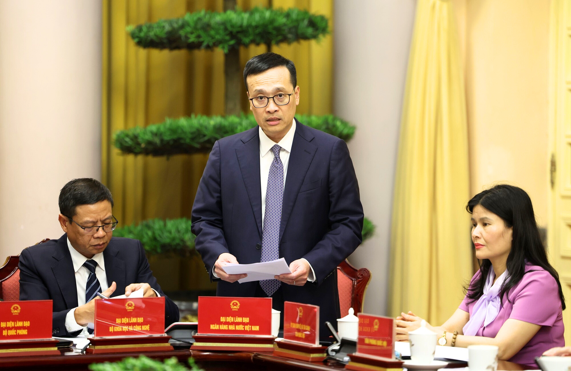 Phó Thống đốc Phạm Quang Dũng giới thiệu về Luật sửa đổi, bổ sung một số điều của Luật Các tổ chức tín dụng - Ảnh: VGP