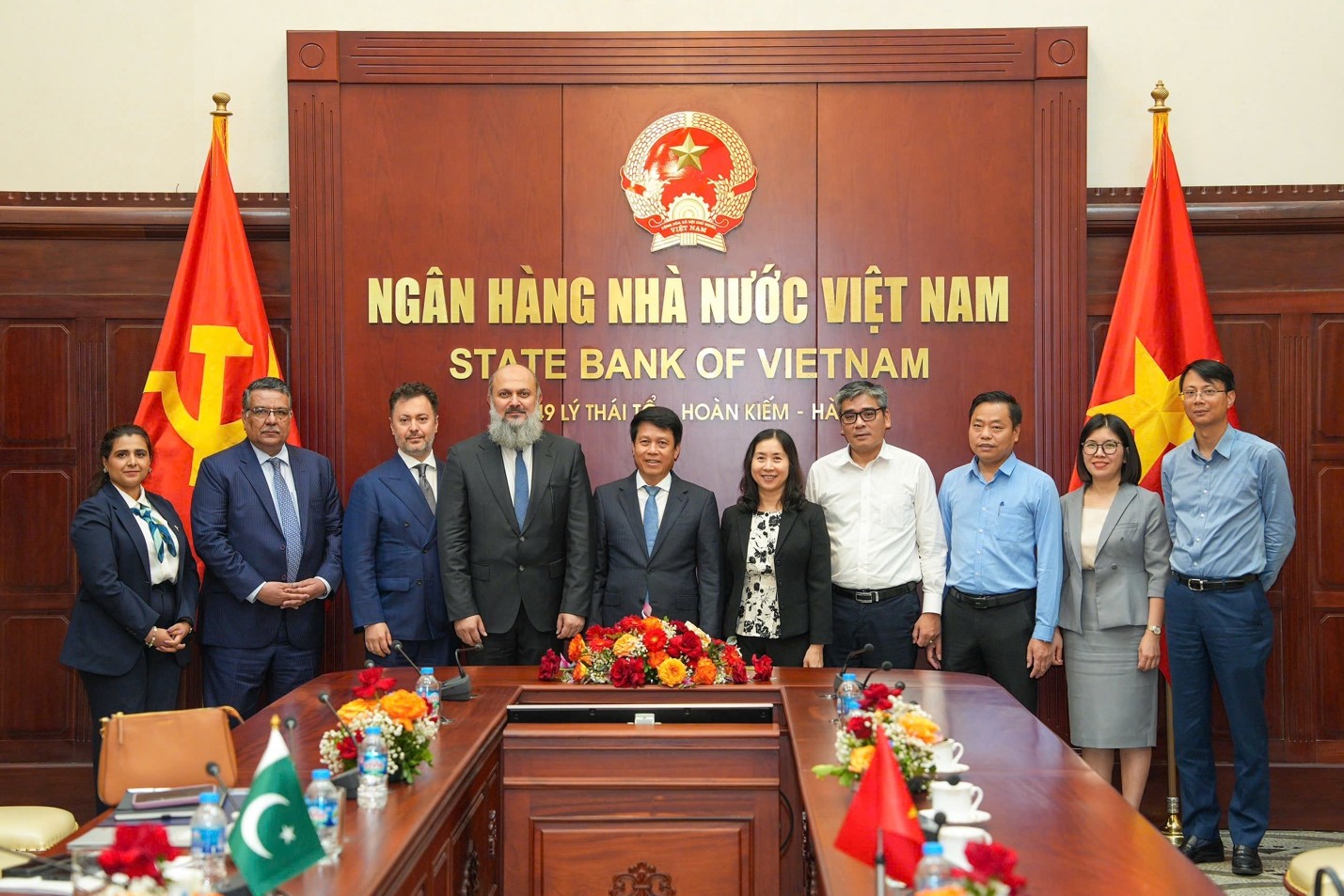 Đoàn NHNN Việt Nam và Đoàn công tác của Bộ Thương mại Pakistan chụp ảnh lưu niệm