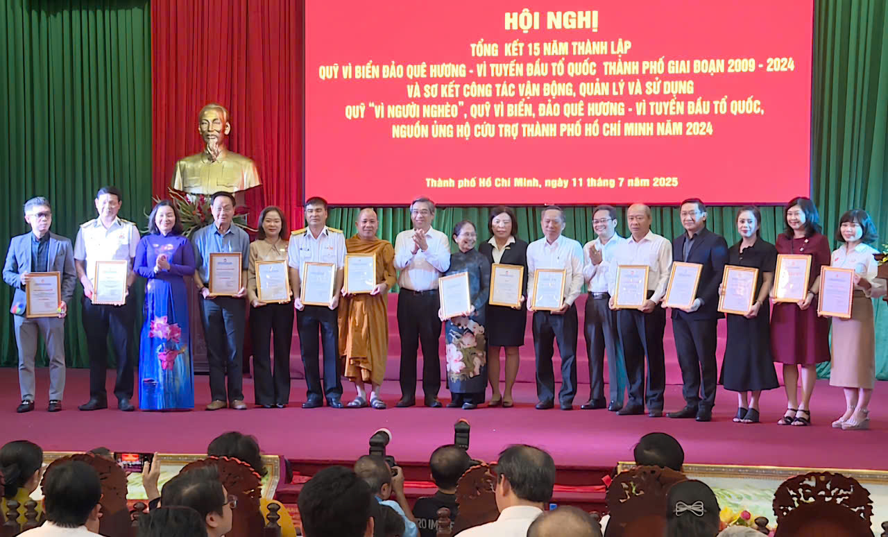 Đại diện Agribank (thứ 5, từ phải qua) cùng các cá nhân, đơn vị nhận thư cảm ơn của Ủy ban Mặt trận Tổ quốc Việt Nam TP.Hồ Chí Minh
