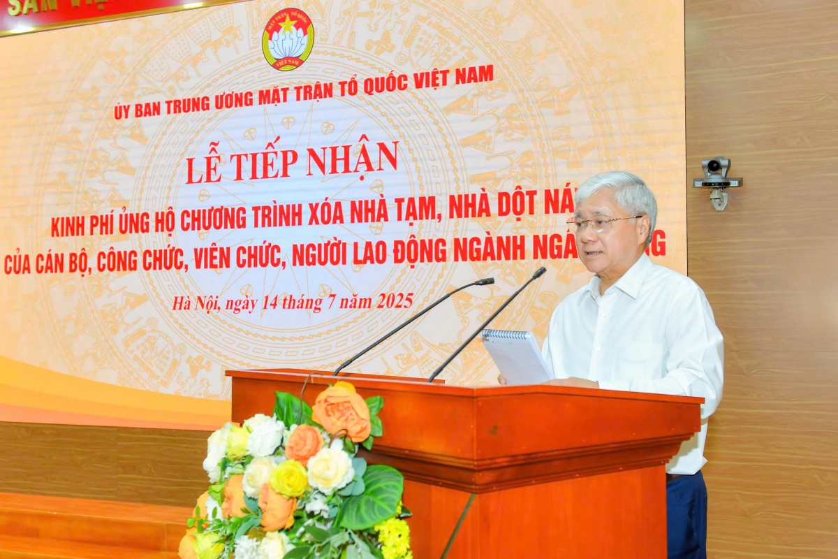Ông Đỗ Văn Chiến - Ủy viên Bộ Chính trị, Bí thư Trung ương Đảng, Bí thư Đảng ủy MTTQ, các đoàn thể Trung ương, Chủ tịch Ủy ban Trung ương MTTQ Việt Nam phát biểu tại lễ tiếp nhận