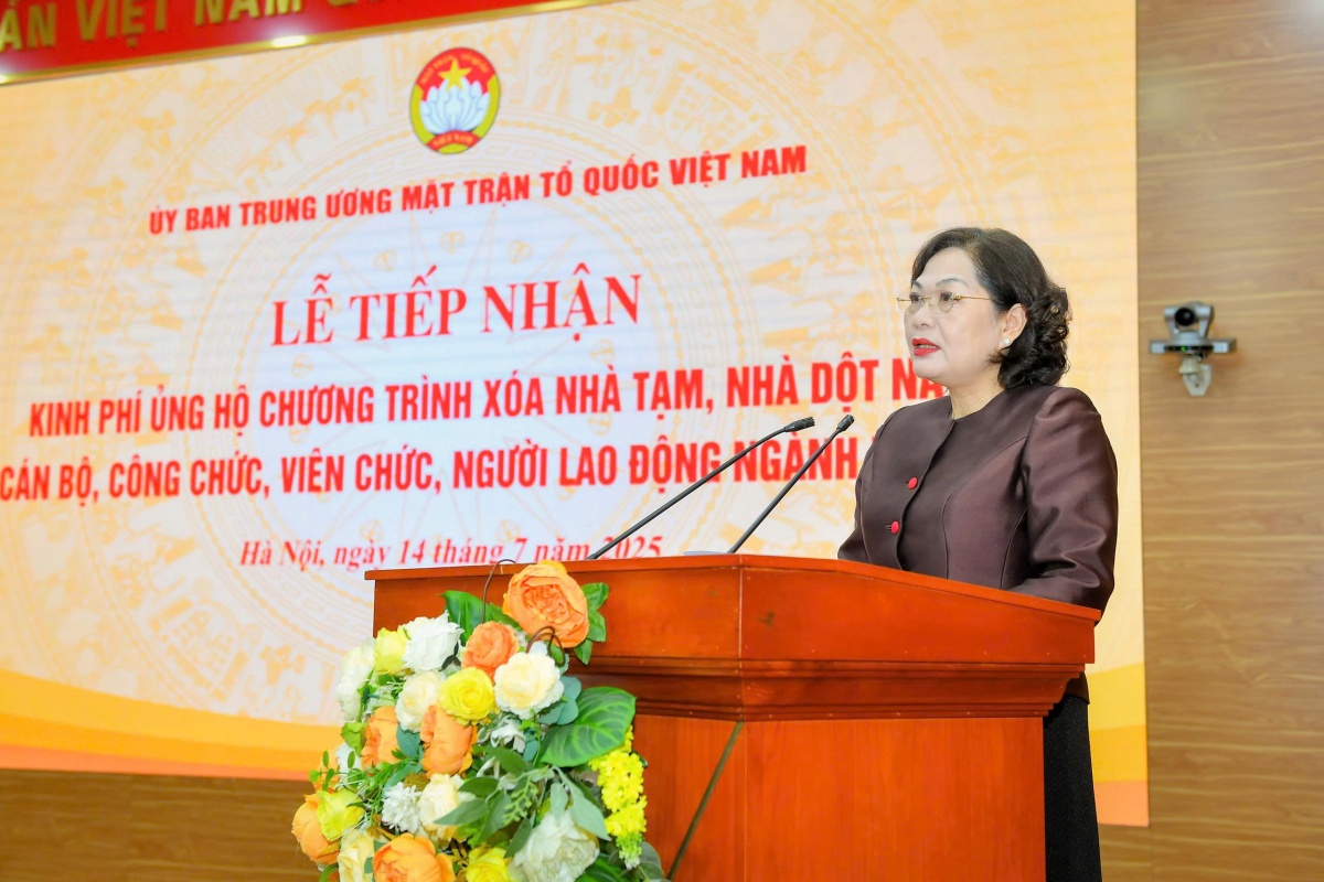 Thống đốc Ngân hàng Nhà nước Nguyễn Thị Hồng phát biểu tại lễ tiếp nhận