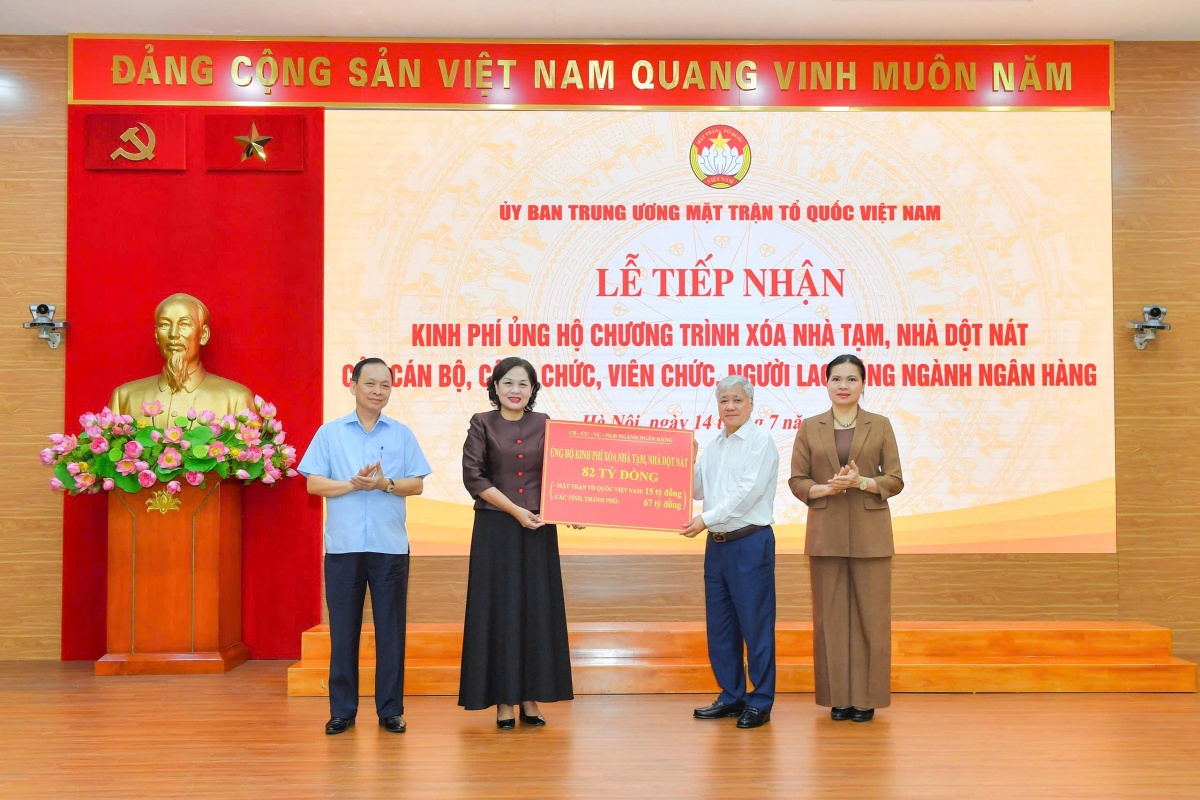 Chủ tịch Ủy ban Trung ương MTTQ Việt Nam Đỗ Văn Chiến tiếp nhận kinh phí ủng hộ của ngành Ngân hàng
