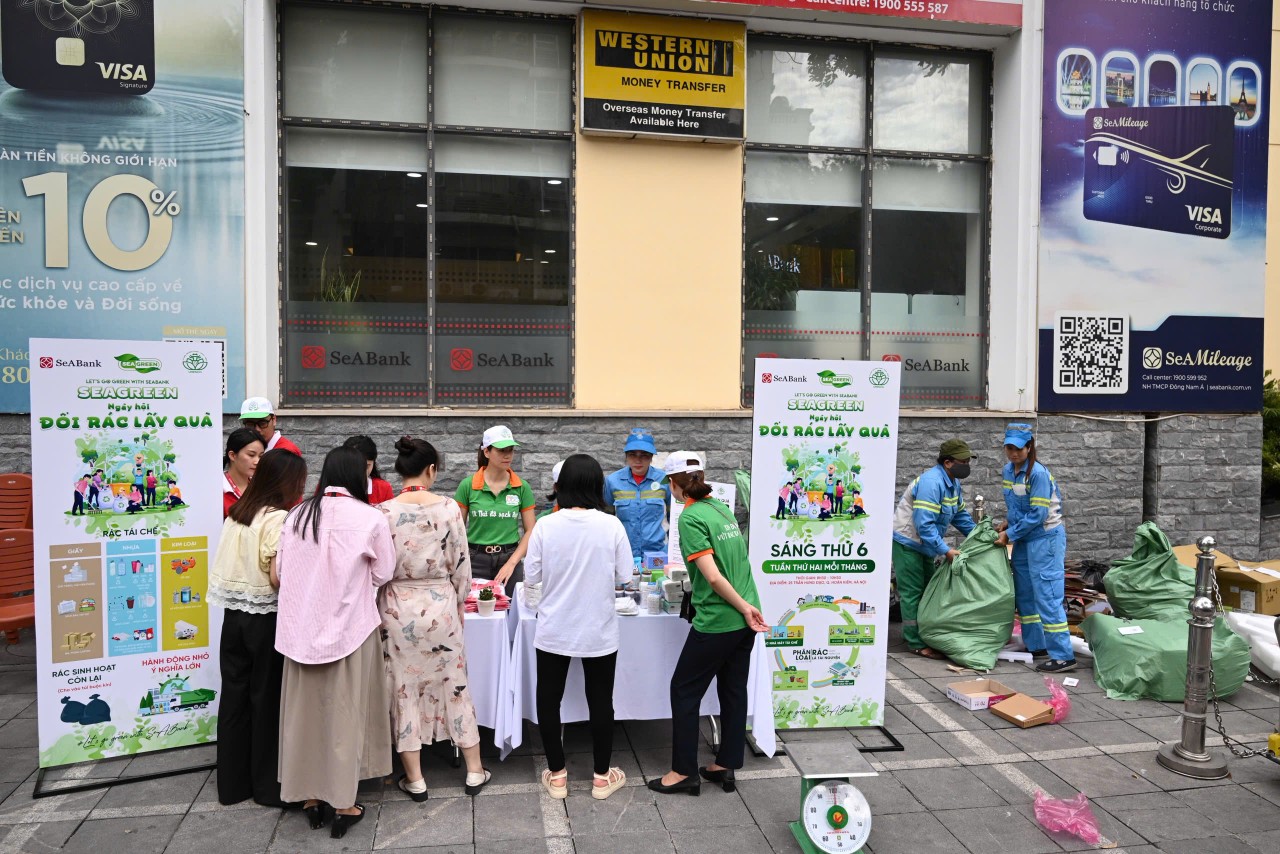 Chương trình “Ngày hội đổi rác lấy quà” diễn ra tại trụ sở SeABank, số 25 Trần Hưng Đạo, phường Hoàn Kiếm, Hà Nội.