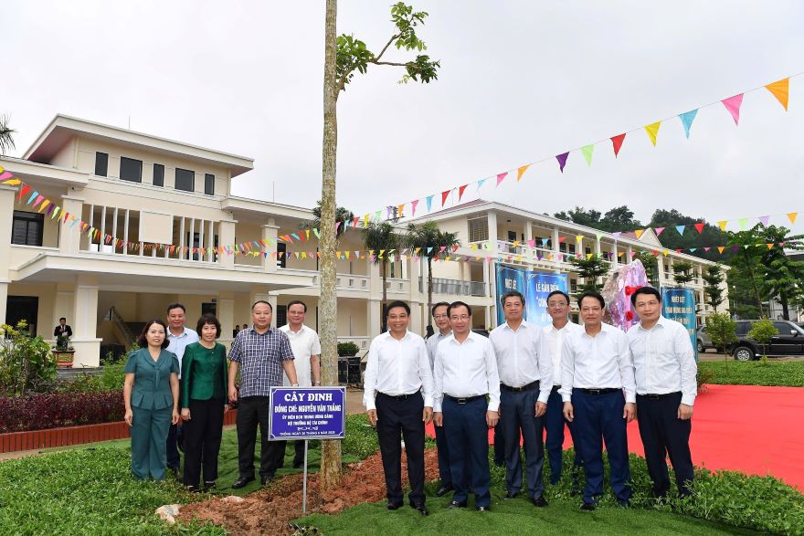 Bộ trưởng Nguyễn Văn Thắng và cùng các đồng chí trong Đoàn công tác trồng cây lưu niệm trong khuôn viên Trường Tiểu học và Trung học cơ sở Lê Văn Hiến.