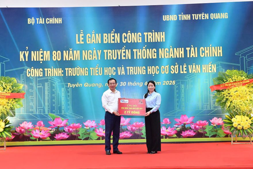 Đại diện Agribank - Đồng chí Đoàn Ngọc Lưu, Phó Tổng Giám đốc trao tặng 2 tỷ đồng hỗ trợ xóa nhà tạm, nhà dột nát trên địa bàn tỉnh Tuyên Quang.