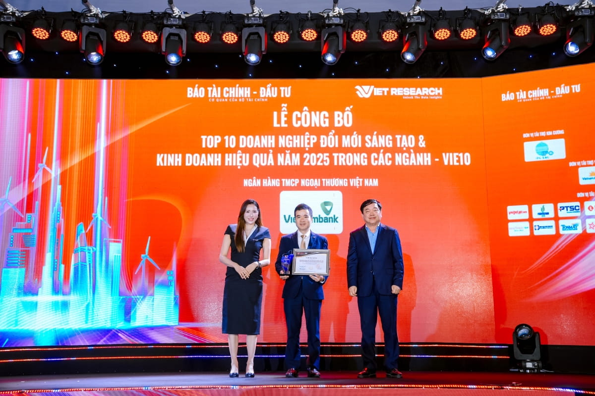 Đại diện Vietcombank nhận giải thưởng Top 10 ngân hàng Đổi mới sáng tạo và Kinh doanh hiệu quả 2025