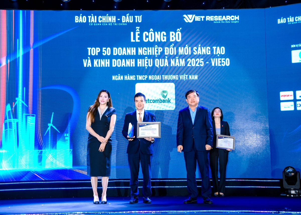 Đại diện Vietcombank nhận giải thưởng Top 50 Doanh nghiệp Đổi mới sáng tạo và Kinh doanh hiệu quả 2025