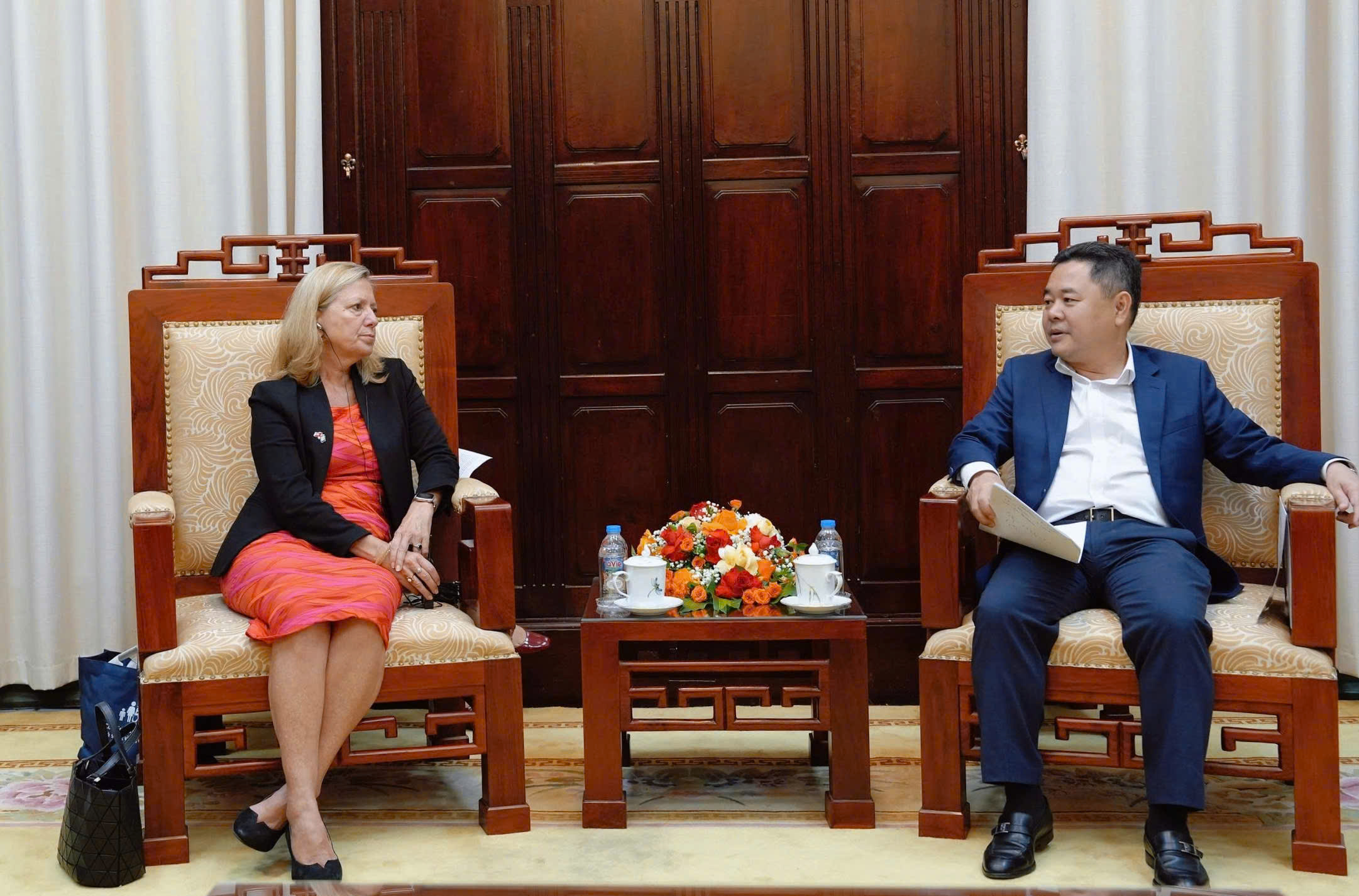 Phó Thống đốc NHNN Nguyễn Ngọc Cảnh tiếp với bà Mariam J. Sherman - Giám đốc Quốc gia Văn phòng WB khu vực Việt Nam, Lào và Campuchia