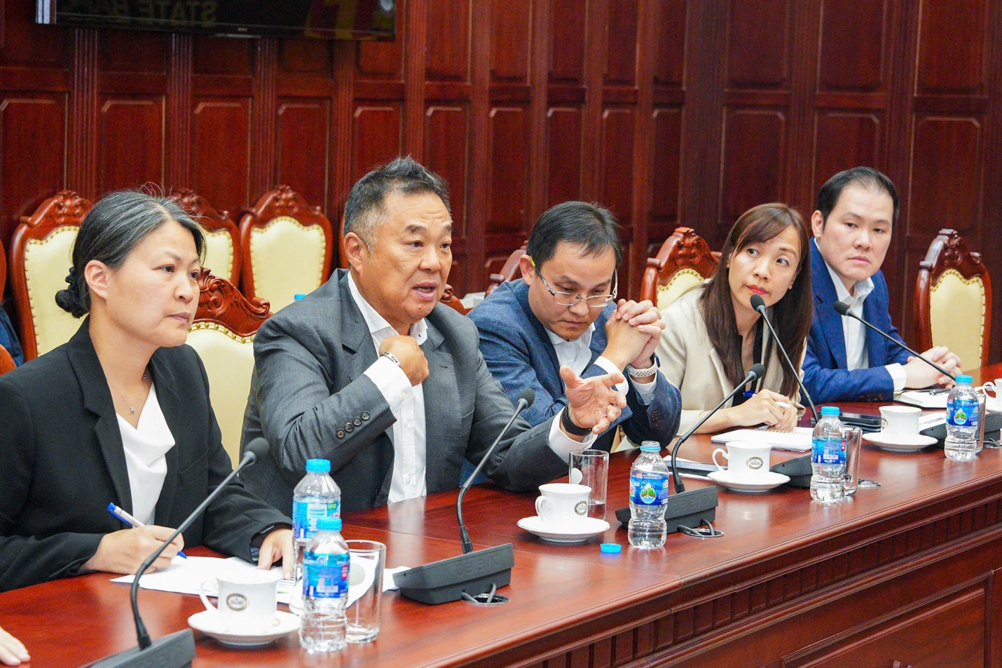 Ông Peter Chen – Giám đốc điều hành, Phụ trách các định chế công khu vực Châu Á Thái Bình Dương kiêm phụ trách định chế tài chính khu vực Đông Nam Á phát biểu tại buổi làm việc