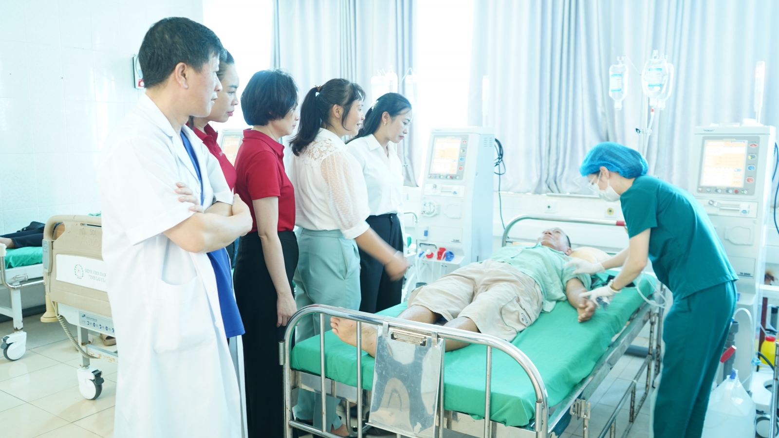 Đại diện Agribank, Sở Y tế, BVĐK tỉnh Lai Châu thăm bệnh nhân chạy thận