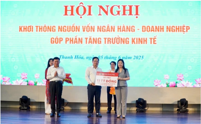 Phó Tổng Giám đốc Agribank Hoàng Minh Ngọc trao tặng 15 tỷ đồng cho chương trình “Xóa nhà tạm, nhà dột nát” trên địa bàn tỉnh Thanh Hóa