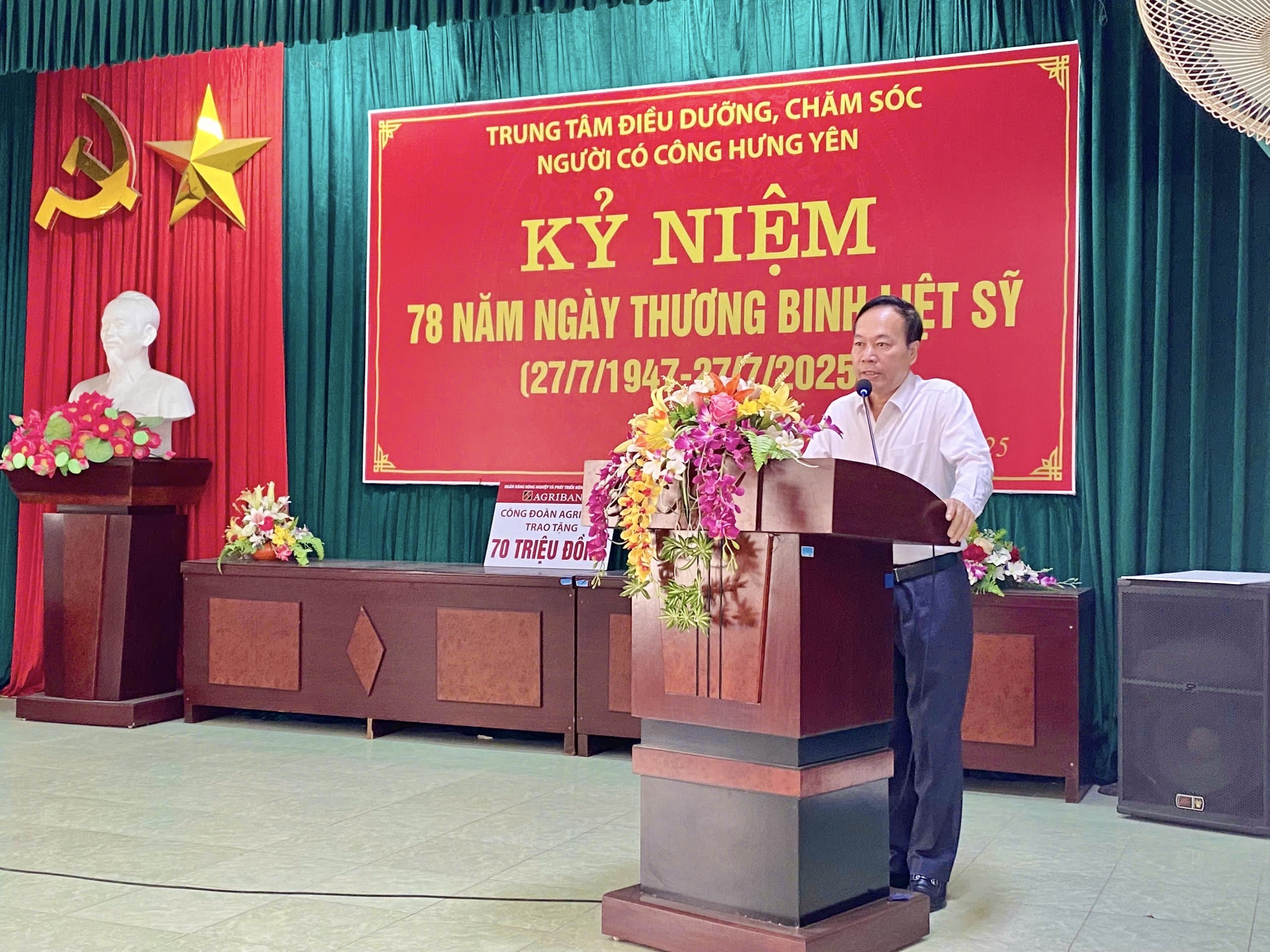 Đồng chí Phạm Hồ Bắc, Phó Chủ tịchthường trực Công đoàn Agribank phát biểu trong chương trình thăm hỏi, tặng quà trung tâm điều dưỡng, chăm sóc người có công tại Hưng Yên