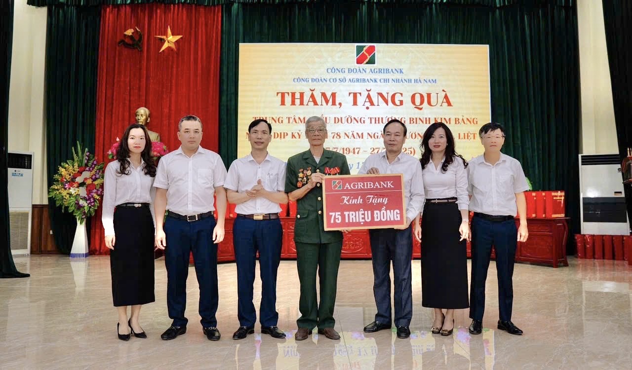 Công đoàn Agribank thăm và tặng quà người có công với cách mạng tại Hà Nam