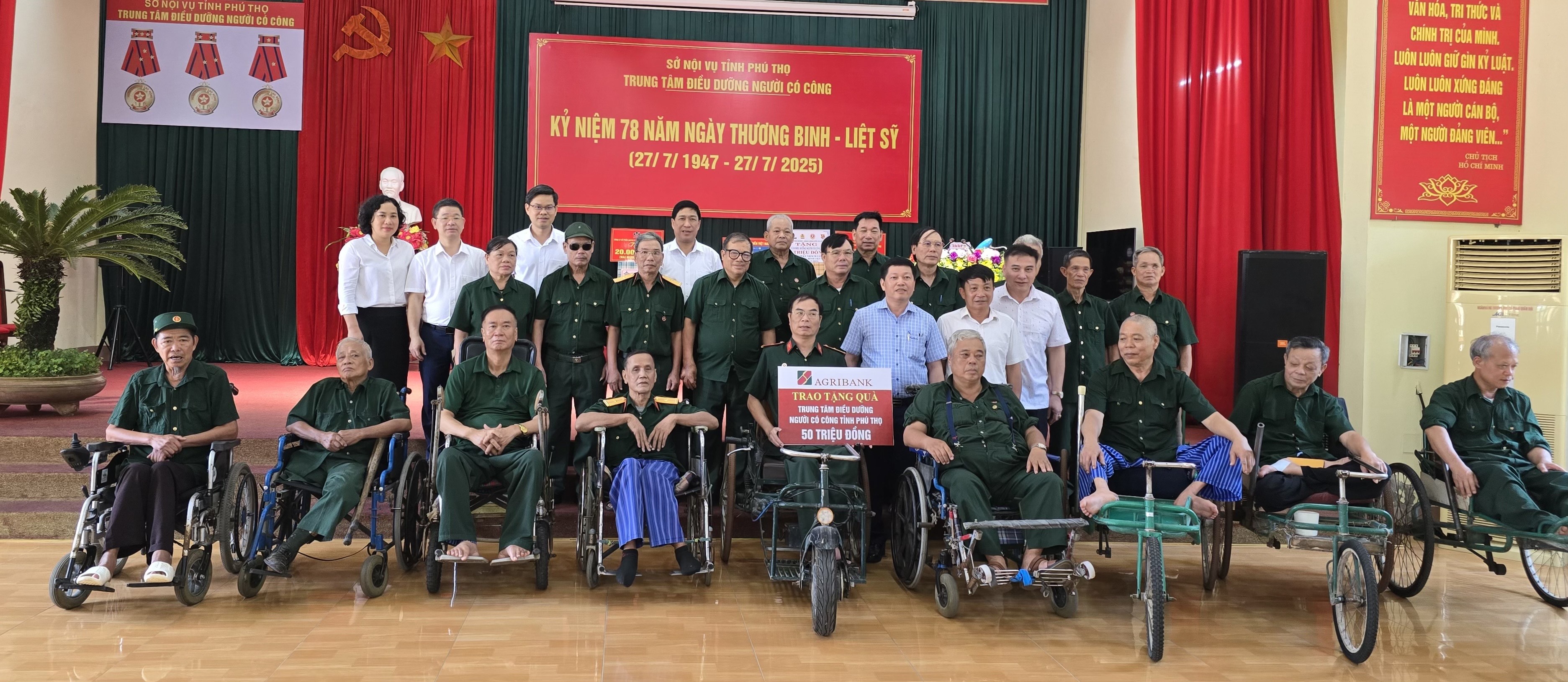 Đại diện Công đoàn Agribank thăm hỏi các thương bệnh binh tại các Trung tâm điều dưỡng