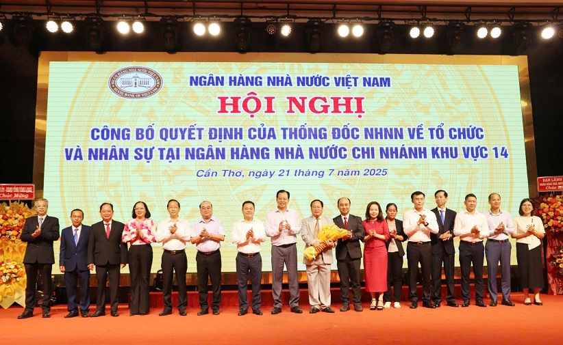 Ban lãnh đạo và tập thể cán bộ chủ chốt NHNN chi nhánh Khu vực 14 ra mắt toàn thể