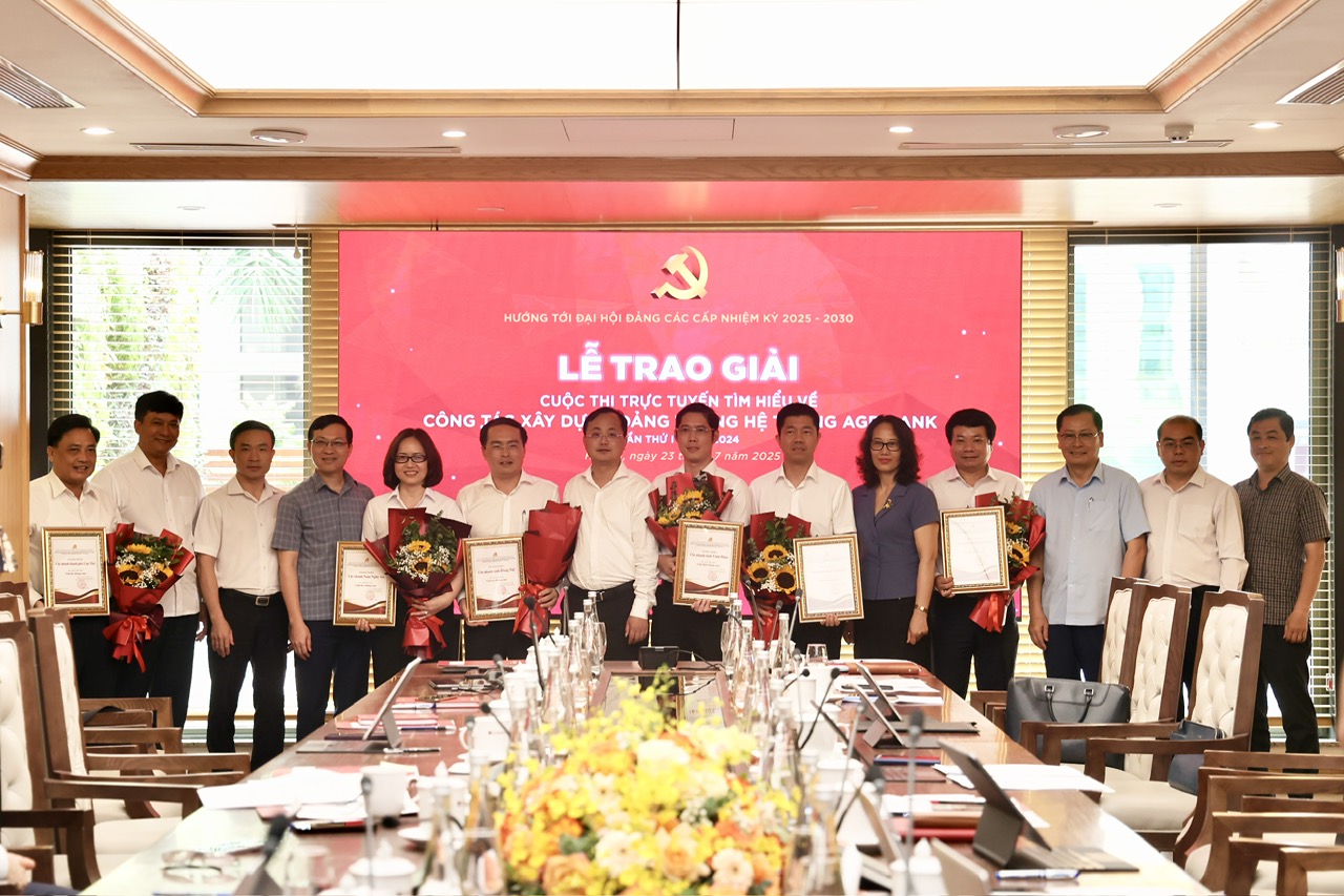 Các đồng chí lãnh đạo Ủy ban Kiểm tra TW, Ban Nội chính TW, Đảng ủy Chính phủ và Đảng ủy Agribank chụp ảnh lưu niệm cùng các đơn vị đạt Giải Nhất, Nhì, Ba cuộc thi trực tuyến tìm hiểu về công tác xây dựng Đảng Agribank lần thứ I - năm 2024