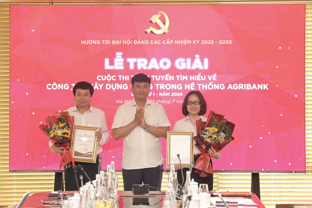 Đồng chí Phạm Toàn Vượng, Phó Bí thư Đảng ủy, Thành viên HĐTV, Tổng Giám đốc trao giải và tặng hoa cho các đơn vị đạt giải Nhì