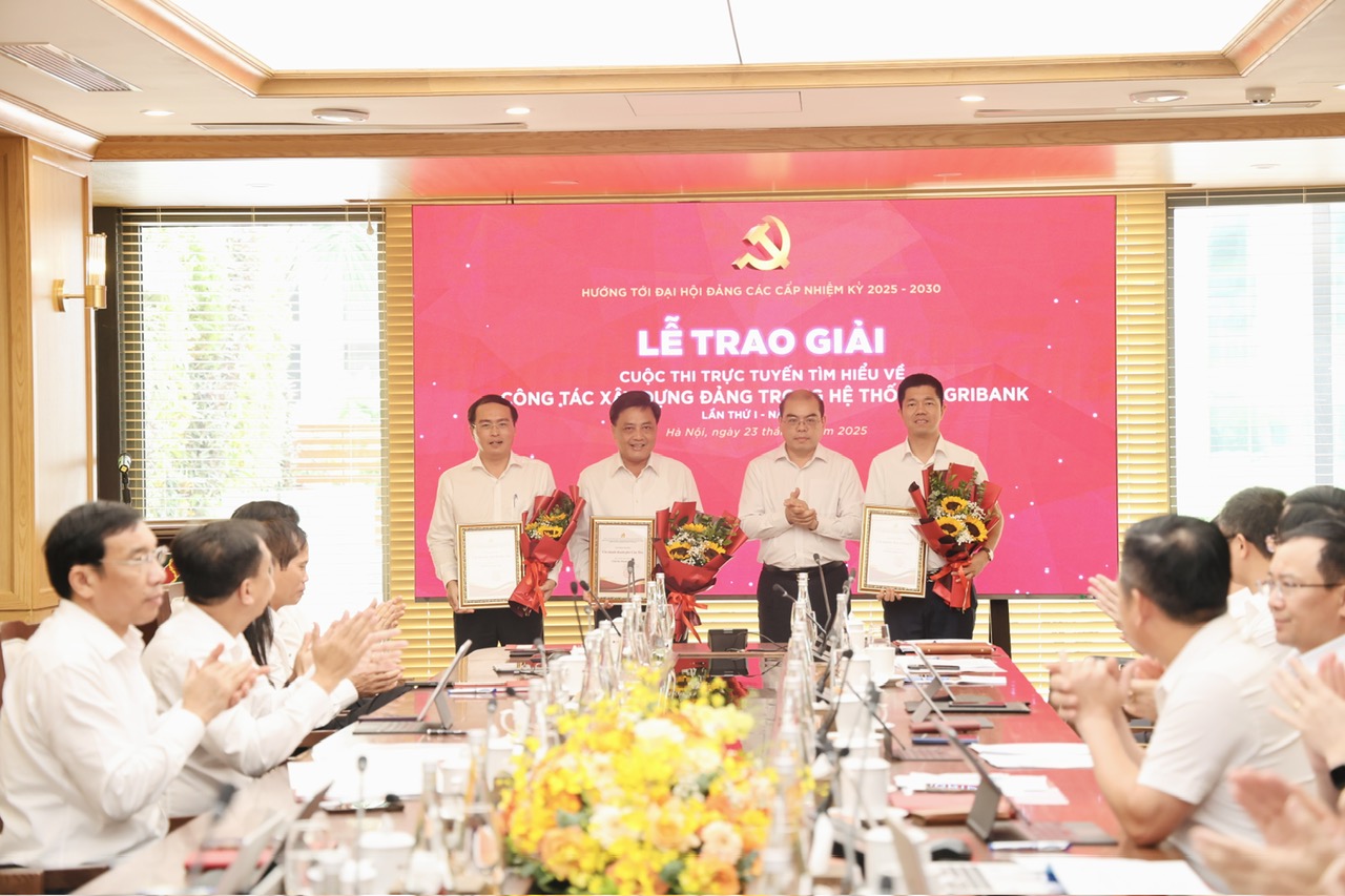 Đồng chí Trần Văn Thịnh, Phó Bí thư Thường trực Đảng ủy trao giải và tặng hoa cho các đơn vị đạt giải Ba