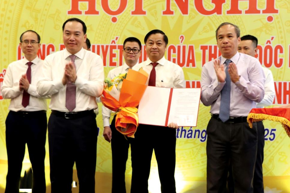 Phó Thống đốc Đoàn Thái Sơn trao quyết định điều động, bổ nhiệm cho ông Võ Văn Thanh - Phó Giám đốc NHNN Khu vực 10