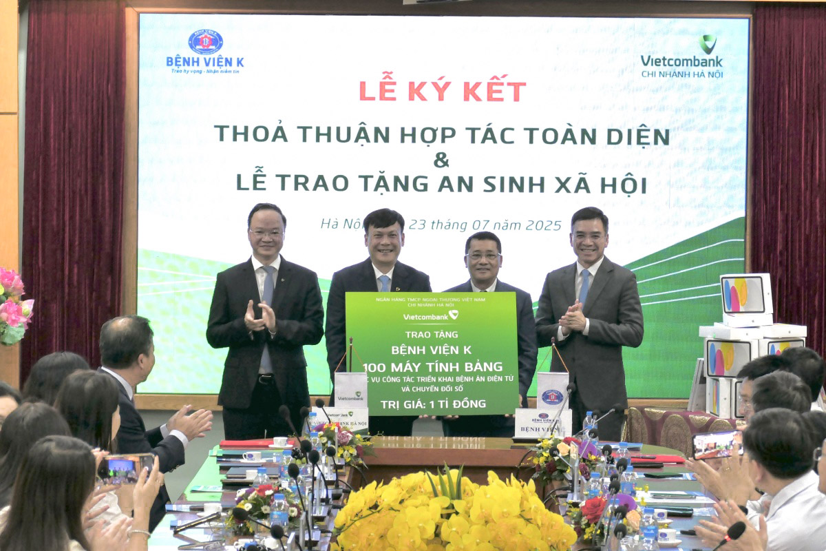Ông Lê Ngọc Thái - Giám đốc Vietcombank Hà Nội trao tặng biểu trưng 100 máy tính bảng trị giá 1 tỷ đồng phục vụ công tác triển khai bệnh án điện tử và chuyển đổi số cho đại diện Bệnh viện K.