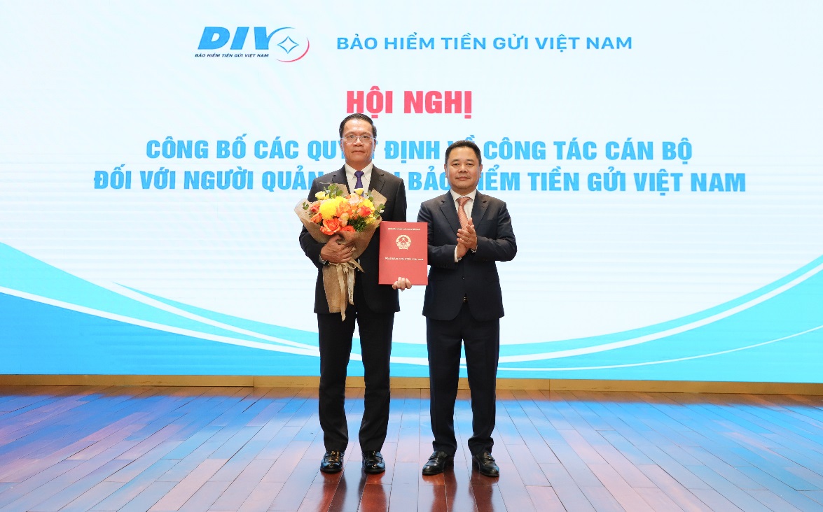 Phó Thống đốc NHNN Nguyễn Ngọc Cảnh trao Quyết định cho Chủ tịch HĐQT BHTGVN Phạm Bảo Lâm