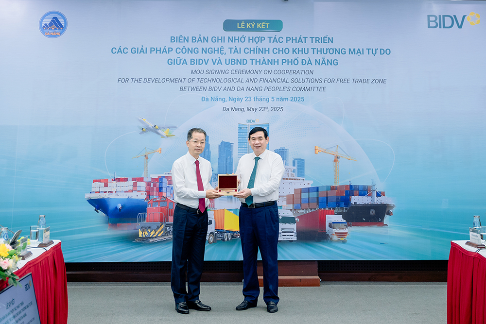 Bí thư Thành ủy Nguyễn Văn Quảng tặng quà lưu niệm cho Ngân hàng BIDV