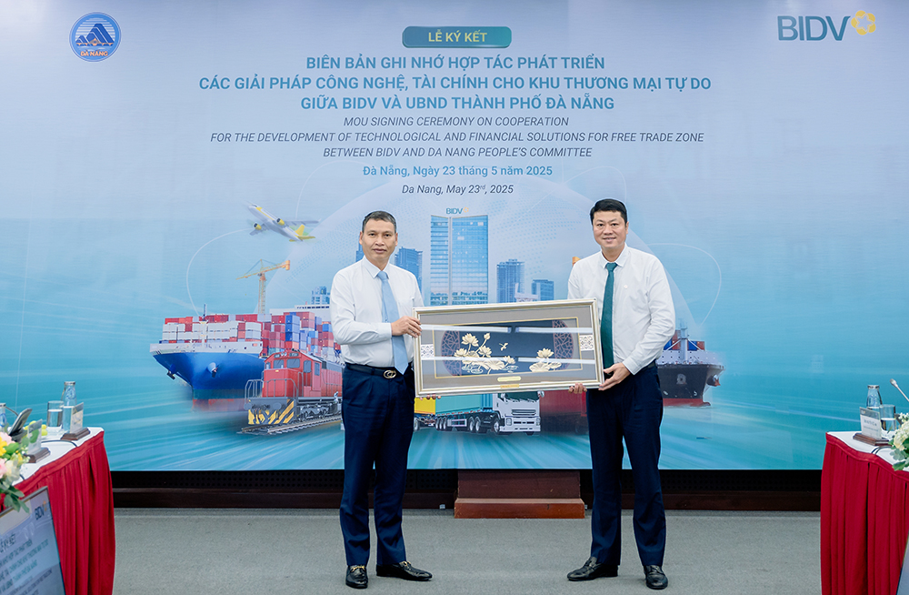 Lãnh đạo Ngân hàng BIDV tặng quà lưu niệm cho UBND thành phố