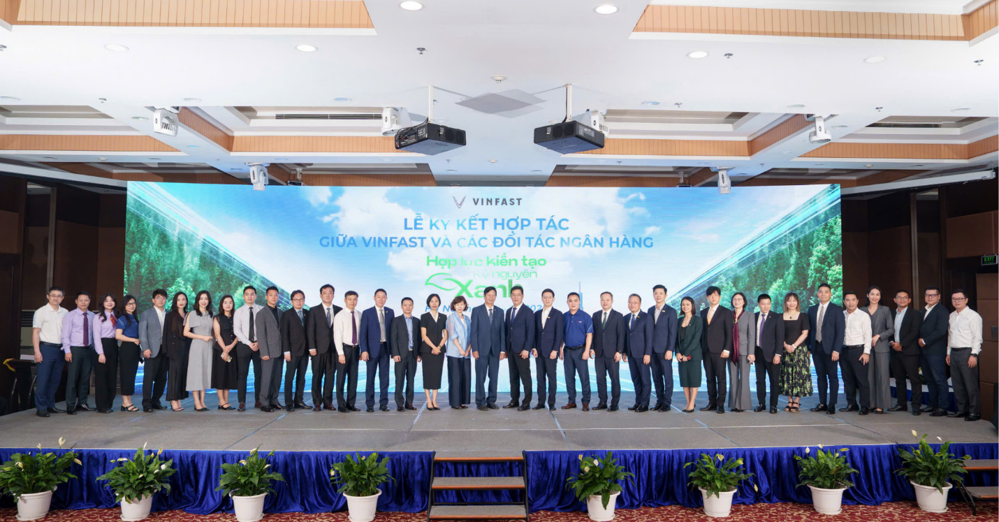 Shinhan Finance ký kết hợp tác cùng Vinfast triển khai chiến dịch thúc đẩy chuyển đổi giao thông xanh tại Hà Nội