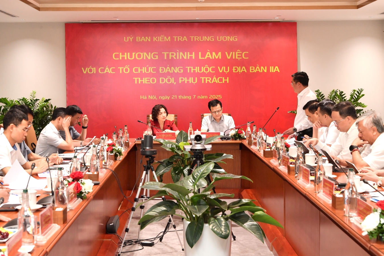 Đ/c Nguyễn Thanh Tùng - Ủy viên Ban Chấp hành Đảng bộ Chính phủ, Bí thư Đảng ủy, Chủ tịch HĐQT Vietcombank trình bày báo cáo tại chương trình làm việc