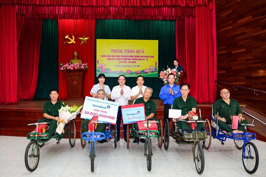 Đoàn Công tác trao quà tại Trung tâm Điều dưỡng thương binh Thuận Thành, tỉnh Bắc Ninh
